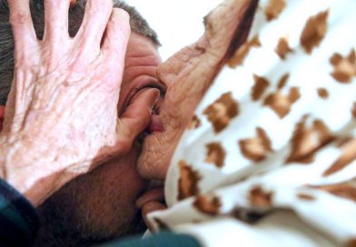 Cura a la gente lamiéndole los ojos Cura a la gente lamiéndole los ojos