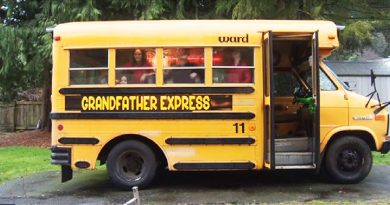 De regalo de “Navidad” un abuelo compra un autobús para llevar a sus 10 nietos a la escuela.
