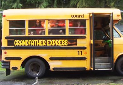 De regalo de “Navidad” un abuelo compra un autobús para llevar a sus 10 nietos a la escuela.