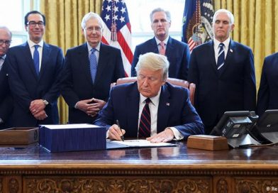 Trump firmo el multimillonario plan de estímulo económico por el coronavirus.