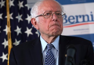 Bernie Sanders abandona carrera por candidatura demócrata y deja el camino libre a Biden.