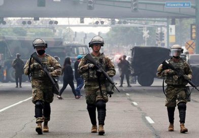 El gobernador de Minnesota moviliza completamente a la Guardia Nacional en respuesta a los disturbios. El gobernador de Minnesota moviliza completamente a la Guardia Nacional en respuesta a los disturbios.