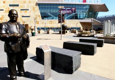 Los Twins de Minnesota quitan estatua del ex propietario Calvin Griffith en Target Field por comentarios racistas.