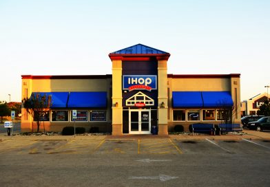 9 arrestados luego de agredir a un empleado de IHOP en Bloomington, no querían pagar la cuenta..