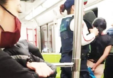 Policías esposan a niña en el Metro de la CDMX por vender dulces.