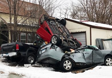 El conductor huye del  accidente y deja daños significativos.