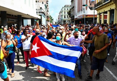 Miles de cubanos toman las calles al grito de “¡abajo la dictadura!”, “libertad” y “patria y vida”.