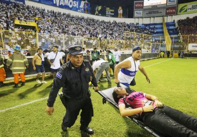 Estampida deja al momento 12 muertos en partido de fútbol en El Salvador